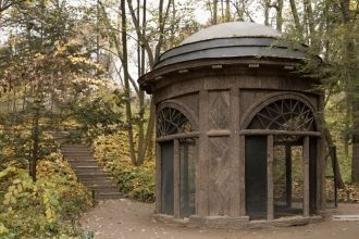 Возле грота Венеры, в восточной стороне 