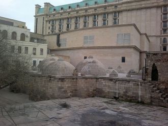 Также есть бассейн и истопка. Для отопле