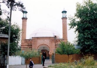 Мечеть построена из обычного для Гянджи 