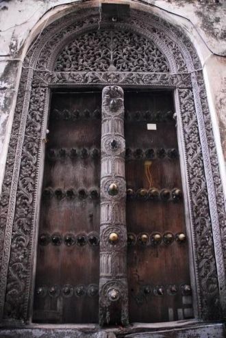 Знаменитые занзибарские двери, которые я