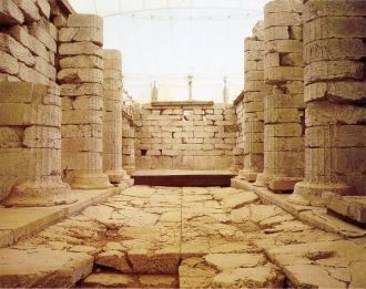 Храм традиционно состоит из трёх помещен