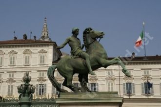 Статуя перед сходом в Королевский дворец