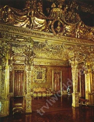 Один из залов дворца.