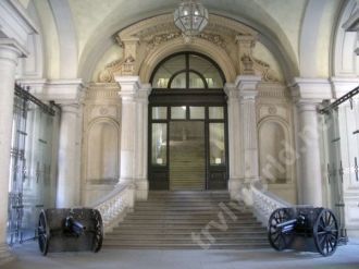 Вход в оружейную палату дворца.