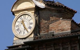 За основным корпусом дворца с северной с