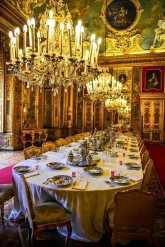 Широкая лестница дворца Палаццо Реале, к