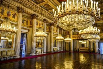 Мебель для дворца сделали признанные мас