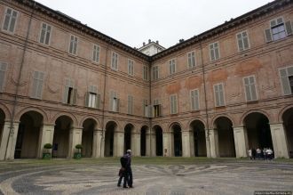 Светлый фасад контрастирует с темно-крас