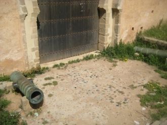 Пушки и мортиры надежно охраняют все вхо