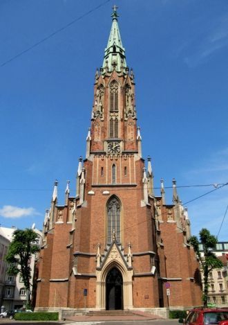 Церковь с 1907-го года украшают витражи 