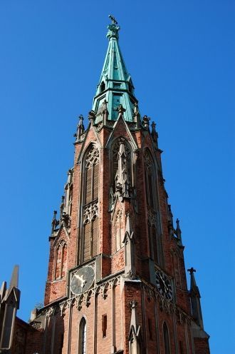 Внешний вид церкви сформирован вертикаль