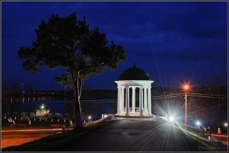 Беседка Островского ночью.