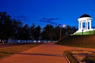 По вечерам беседку подсвечивают специаль