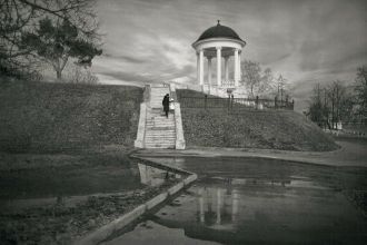 Известно, что молодой писатель прожил в 