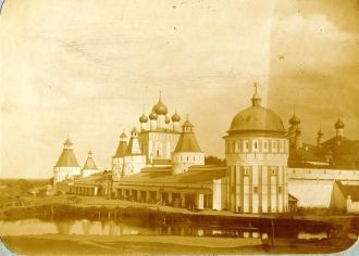 На территорию монастыря можно пройти под