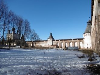 За рекой со всех сторон подступают к пос