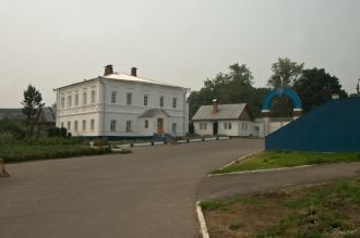 Двухэтажный дом настоятеля был построен 