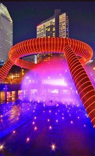 Надо просто опустить правую руку в воду,