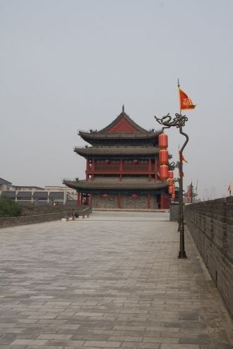 Городская стена украшена китайскими крас