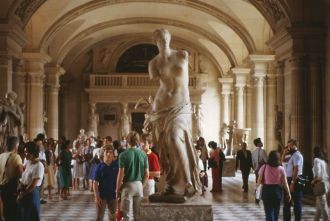 Выполняя приказ, десант атаковал толпу, 