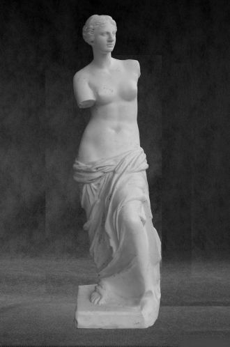 Попытку вернуть статуе прежний вид решил