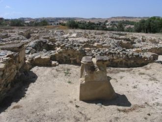 На запад от храма Афродиты был обнаружен