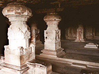 Весь храм делится на 3 главные части. Но