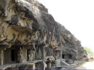 Храмы высечены из скальной породы со мно