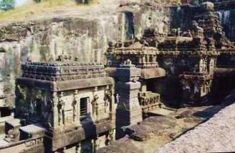 В XIV веке храмы Эллоры сильно пострадал