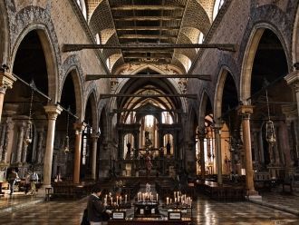 Внутри церковь состоит из 1-го центральн