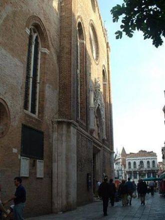 Кирпичный фасад глядит на северо-запад и