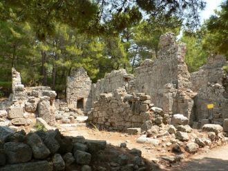 В наше время от него остались, к сожален