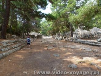 Именно по этому проспекту в 333 году до 