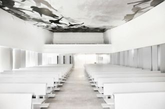 Над главным вестибюлем в кровле прорезан