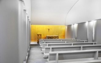 Интерьер церкви в дневное время наполнен