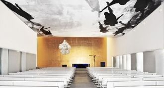 Внутри вертикального объема располагаетс