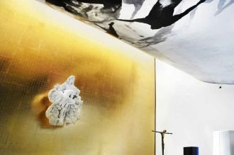 Все стены этой церкви окрашены в белый ц