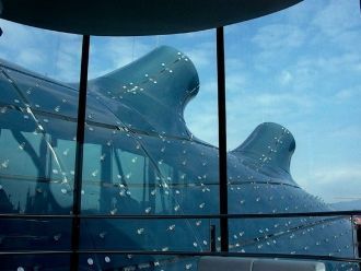 Необыкновенный фасад музея. Вид из галле