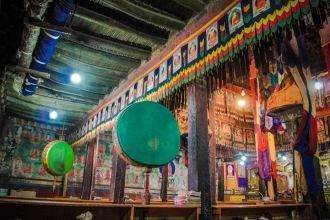 Молитвенные барабаны монастыря.