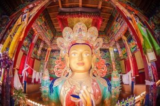 Статуя Будды Майтрейи (Грядущего Будды).