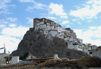 Вид на Тикси из сельских дворов деревни.