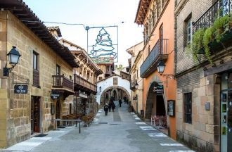 Испанская деревня (Poble Espanyol) – это