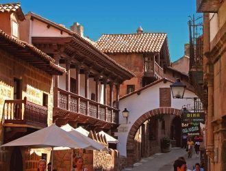 Пройдя через высокие ворота, являющиеся 