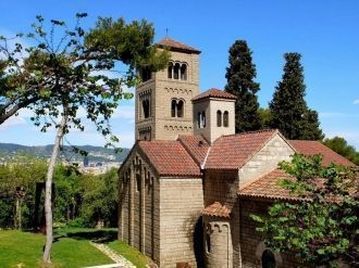 Привлекает посетителей этой деревни и мо