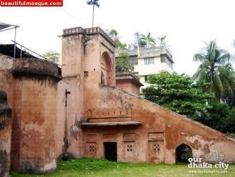 Мечеть Хана Мохаммада Мридха - вид сбоку