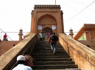 Мечеть Хана Мохаммада Мридха - лестница 