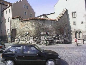 В восьмом веке в этом углу появляется це