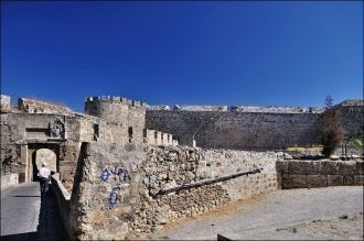 Строительство новых стен постепенно адап