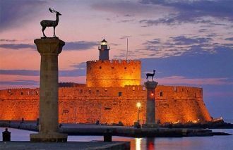 Церковь Панагия Кастру находится на вост