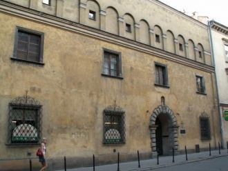 В 1947 году коммунистические власти ликв